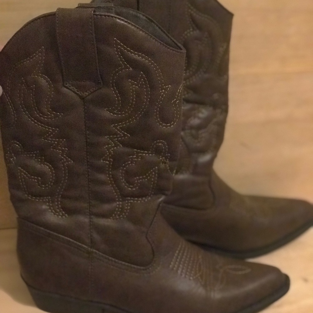 Women’s size 7 cowgirl boots